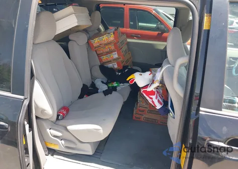 2013 Toyota Sienna Le V6 8 Passenger z USA, uszkodzony, nr VIN 5TDKK3DC4DS356804